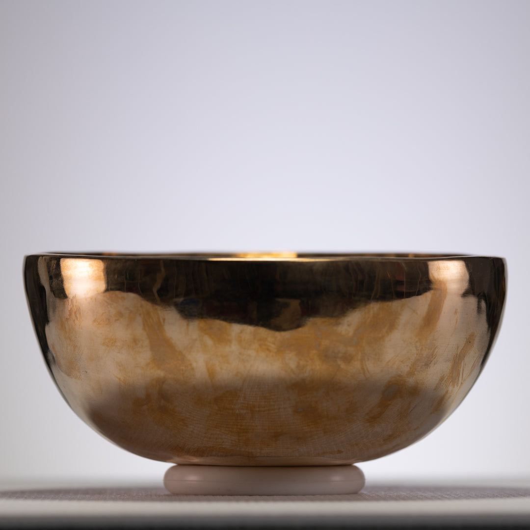 Metal sound bowl for relaxation