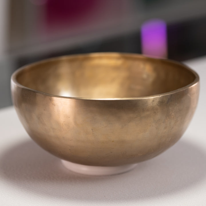 Metal bowl for meditation