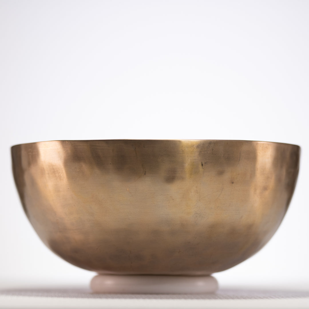 A note metal singing bowl