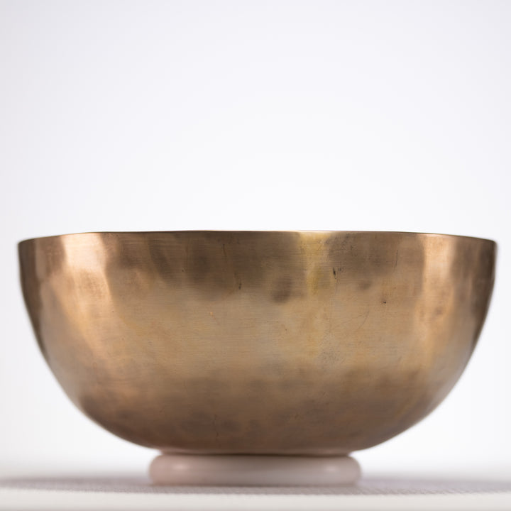 A note metal singing bowl